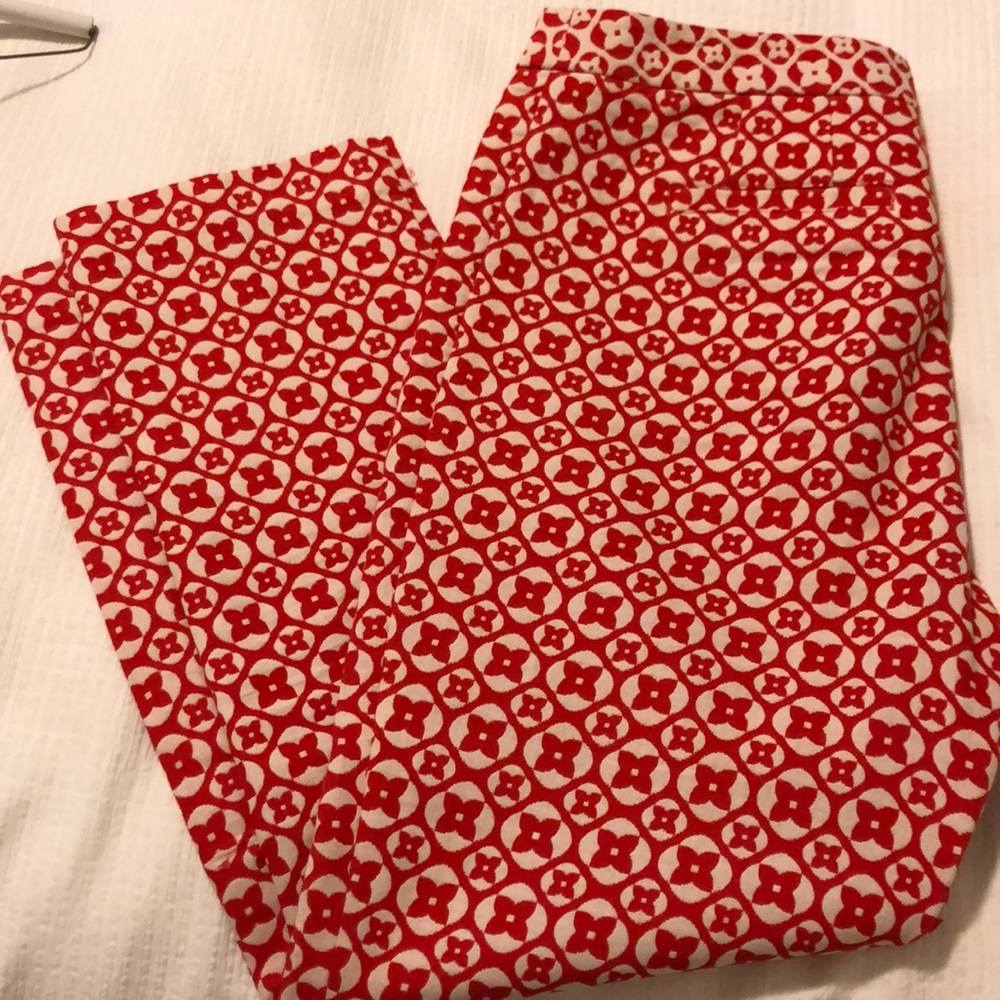 Cropped pants in red and cream.